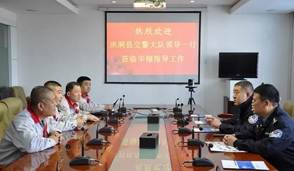 公安交警深入尊时凯龙人生就博集团调研企业员工安全头盔佩戴管理经验