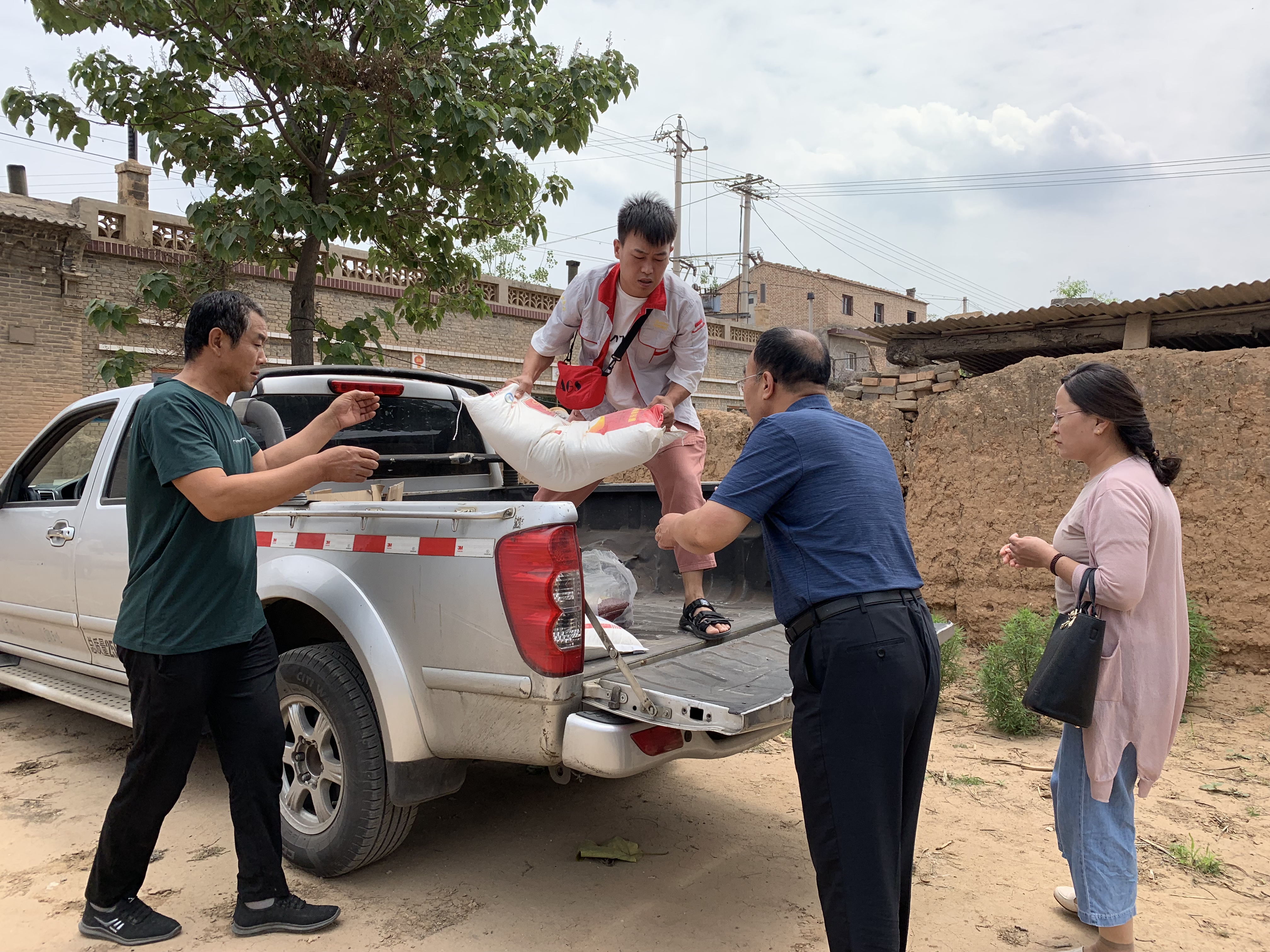 关爱贫困群众     扶贫你我同行    —记尊时凯龙人生就博集团党委赴淹底乡下安村扶贫工作