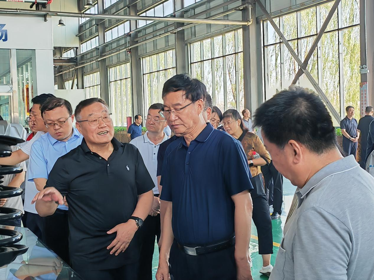 省政协副主席王立伟带领调研组莅临尊时凯龙人生就博调研指导